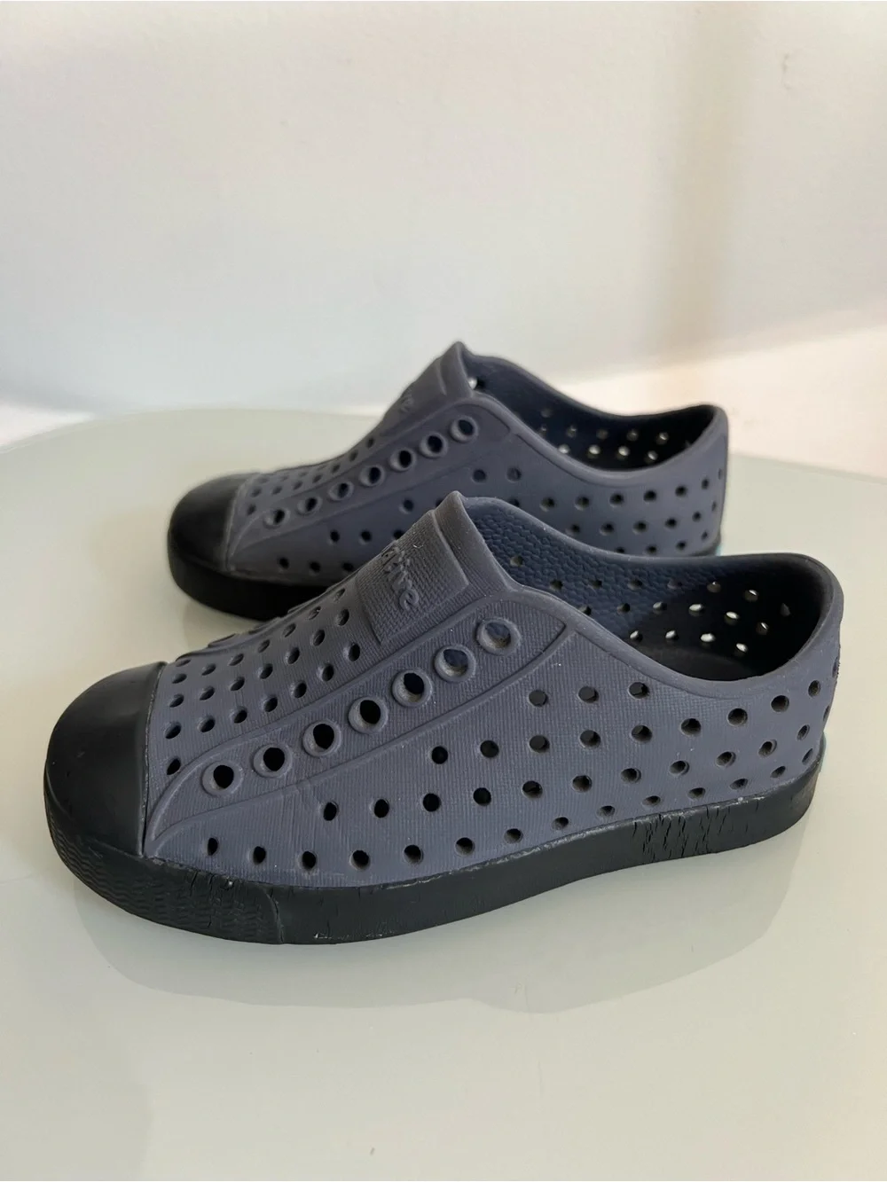 Native Jefferson Pewter Gray & Black Slip-Ons, 8c